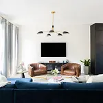 Gated Luxe With Rooftop, Bunk Room, & Parking, Sleeps 10 With King Suite, Queen & Custom Bunks, Gourmet Kitchen With Wine Fridge, Rooftop Patio, Dog Friendly, Dedicated Parking, Mins From Downtown And Broadway, 24 Hour Hospitality Holiday home *