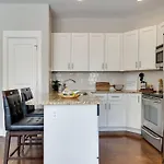 The Johnny Cash - Music Row District - Free Garage Parking - King Bed Apartment