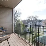 The Johnny Cash - Music Row District - Free Garage Parking - King Bed Apartment *