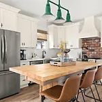 Holiday home Home In Walkable East Nashville 2 Miles To Nissan Stadium Alan Jackson