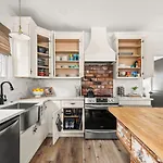 Holiday home Home In Walkable East Nashville 2 Miles To Nissan Stadium Alan Jackson