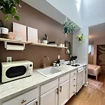 Just A Mile To Broadway Apartment *