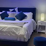 Classy, Cozy, Close To Downtown Apartment *