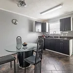 Homestay Contemporary Paradise W/ Private Bathroom *