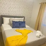 Cozy Condo, Minutes From Broadwy, Sleeps 5 *