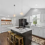Space Cowboy - Huge Yard, Firepit, Close2Downtown