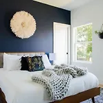 Gated Luxe With Rooftop, Bunk Room, & Parking, Sleeps 10 With King Suite, Queen & Custom Bunks, Gourmet Kitchen With Wine Fridge, Rooftop Patio, Dog Friendly, Dedicated Parking, Mins From Downtown And Broadway, 24 Hour Hospitality Holiday home *