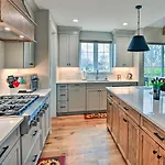 Beautiful Near Downtown W/ Hot Tub! Holiday home Nashville