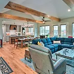 Beautiful Near Downtown W/ Hot Tub! Holiday home
