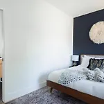 Gated Luxe With Rooftop, Bunk Room, & Parking, Sleeps 10 With King Suite, Queen & Custom Bunks, Gourmet Kitchen With Wine Fridge, Rooftop Patio, Dog Friendly, Dedicated Parking, Mins From Downtown And Broadway, 24 Hour Hospitality *