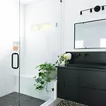 Gated Luxe With Rooftop, Bunk Room, & Parking, Sleeps 10 With King Suite, Queen & Custom Bunks, Gourmet Kitchen With Wine Fridge, Rooftop Patio, Dog Friendly, Dedicated Parking, Mins From Downtown And Broadway, 24 Hour Hospitality Holiday home Nashville