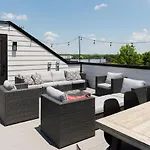 Holiday home Gated Luxe With Rooftop, Bunk Room, & Parking, Sleeps 10 With King Suite, Queen & Custom Bunks, Gourmet Kitchen With Wine Fridge, Rooftop Patio, Dog Friendly, Dedicated Parking, Mins From Downtown And Broadway, 24 Hour Hospitality *