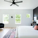 Gated Luxe With Rooftop, Bunk Room, & Parking, Sleeps 10 With King Suite, Queen & Custom Bunks, Gourmet Kitchen With Wine Fridge, Rooftop Patio, Dog Friendly, Dedicated Parking, Mins From Downtown And Broadway, 24 Hour Hospitality *