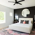 Gated Luxe With Rooftop, Bunk Room, & Parking, Sleeps 10 With King Suite, Queen & Custom Bunks, Gourmet Kitchen With Wine Fridge, Rooftop Patio, Dog Friendly, Dedicated Parking, Mins From Downtown And Broadway, 24 Hour Hospitality Holiday home