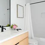 Gated Luxe With Rooftop, Bunk Room, & Parking, Sleeps 10 With King Suite, Queen & Custom Bunks, Gourmet Kitchen With Wine Fridge, Rooftop Patio, Dog Friendly, Dedicated Parking, Mins From Downtown And Broadway, 24 Hour Hospitality Holiday home Nashville
