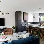 Holiday home Gated Luxe With Rooftop, Bunk Room, & Parking, Sleeps 10 With King Suite, Queen & Custom Bunks, Gourmet Kitchen With Wine Fridge, Rooftop Patio, Dog Friendly, Dedicated Parking, Mins From Downtown And Broadway, 24 Hour Hospitality Nashville