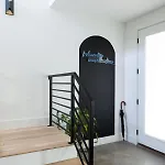 Holiday home Gated Luxe With Rooftop, Bunk Room, & Parking, Sleeps 10 With King Suite, Queen & Custom Bunks, Gourmet Kitchen With Wine Fridge, Rooftop Patio, Dog Friendly, Dedicated Parking, Mins From Downtown And Broadway, 24 Hour Hospitality