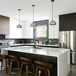 Holiday home Gated Luxe With Rooftop, Bunk Room, & Parking, Sleeps 10 With King Suite, Queen & Custom Bunks, Gourmet Kitchen With Wine Fridge, Rooftop Patio, Dog Friendly, Dedicated Parking, Mins From Downtown And Broadway, 24 Hour Hospitality Nashville