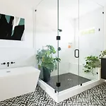 Gated Luxe With Rooftop, Bunk Room, & Parking, Sleeps 10 With King Suite, Queen & Custom Bunks, Gourmet Kitchen With Wine Fridge, Rooftop Patio, Dog Friendly, Dedicated Parking, Mins From Downtown And Broadway, 24 Hour Hospitality Holiday home Nashville