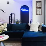 Gated Luxe With Rooftop, Bunk Room, & Parking, Sleeps 10 With King Suite, Queen & Custom Bunks, Gourmet Kitchen With Wine Fridge, Rooftop Patio, Dog Friendly, Dedicated Parking, Mins From Downtown And Broadway, 24 Hour Hospitality *