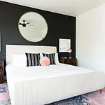 Gated Luxe With Rooftop, Bunk Room, & Parking, Sleeps 10 With King Suite, Queen & Custom Bunks, Gourmet Kitchen With Wine Fridge, Rooftop Patio, Dog Friendly, Dedicated Parking, Mins From Downtown And Broadway, 24 Hour Hospitality