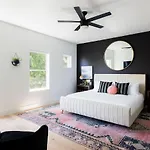 Gated Luxe With Rooftop, Bunk Room, & Parking, Sleeps 10 With King Suite, Queen & Custom Bunks, Gourmet Kitchen With Wine Fridge, Rooftop Patio, Dog Friendly, Dedicated Parking, Mins From Downtown And Broadway, 24 Hour Hospitality Holiday home *