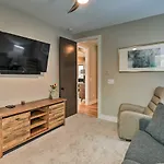 Beautiful Near Downtown W/ Hot Tub!