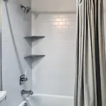 Beautiful Near Downtown W/ Hot Tub!