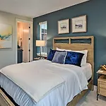 Holiday home Beautiful Near Downtown W/ Hot Tub!