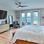 Holiday home Beautiful Near Downtown W/ Hot Tub!