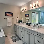 Beautiful Near Downtown W/ Hot Tub! Holiday home *