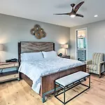 Holiday home Beautiful Near Downtown W/ Hot Tub!