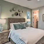 Beautiful Near Downtown W/ Hot Tub! Holiday home *