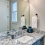 Beautiful Near Downtown W/ Hot Tub! Nashville