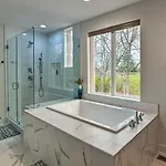 Holiday home Beautiful Near Downtown W/ Hot Tub! *
