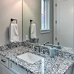 Beautiful Near Downtown W/ Hot Tub!