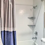 Holiday home Beautiful Near Downtown W/ Hot Tub!