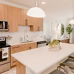Spacious Townhouse With Pool And Gym