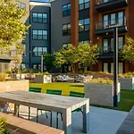 Spacious Townhouse With Pool And Gym