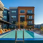 Spacious Townhouse With Pool And Gym