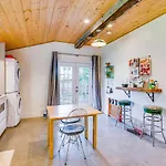 Cozy Cottage & Carriage House East Nash