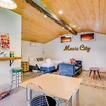 Cozy Cottage & Carriage House East Nash
