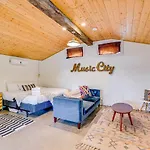 Cozy Cottage & Carriage House East Nash