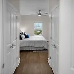 Palatial Abode With Downtown View & Free Parking
