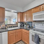 Nash Gold Private Condo - 2Bed, 2Bath, Sleep 6, 25 Min Walk To Broadway And All Nashville Attractions, Pool, Gym