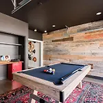 Vibe On Centennial W Garage And Billiards Holiday home