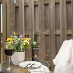 Relax In Style Near The Heart Of Music Holiday home