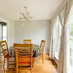 6 Minutes From Downtown Family Style 4-Bedroom Home