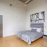 Luxe Two Bedroom Penthouse With Skyline Views, Internet, Gym Holiday home *