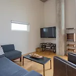 Luxe Two Bedroom Penthouse With Skyline Views, Internet, Gym Holiday home